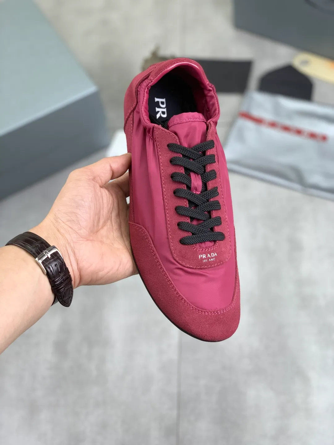 Men's shoes 💰P500💰【New style】hot style is on the official website, 🆘 Trendy brand (Prada) mainly promotes hot style, avant-garde and versatile fashion men's shoes private version mold opening, cowhide surface splicing 1:1 replica... fashionable and simple, original imported cowhide lining cowhide feet; the atmosphere and personality are more fashionable, eye-catching and pursuing class. It will subvert the old idea and be a must-have for fashion trendsetters with you! Must keep it for yourself! Tall and comfortable, large and low, high-end quality workmanship. Size: 38-44; 6️⃣colors available.